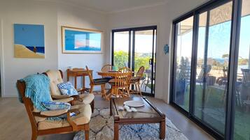 Televisio, DVD-soitin, kirjoja