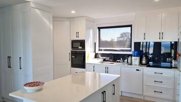 Jääkaappi, mikroaaltouuni, uuni, liesi