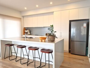 Een microgolfoven, een vaatwasser, een koffiezetapparaat/waterkoker