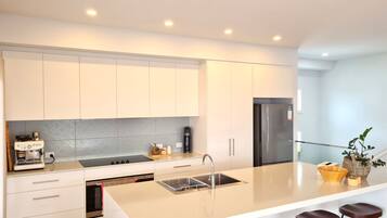 Mikroaaltouuni, astianpesukone, kahvin-/teenkeitin, leivänpaahdin