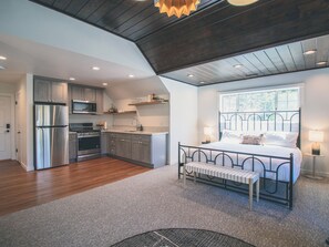 Luxury Suite, 2 Bedrooms, Mountain View | 2 bedrooms, premium bedding, individually decorated