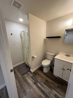 Shower, hair dryer, towels, soap - Back Beach Retreat - Car Rental Option (Sitka)