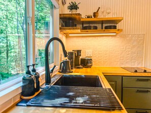 Kühlschrank, Mikrowelle, Herdplatte, Wasserkocher mit Kaffee-/Teezubehör
