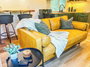 Smart TV, fireplace, offices - Summer Deals/Tiny House/Pet Friendly/Secluded View (Pigeon Forge)