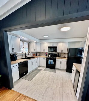 Fridge, microwave, oven, stovetop - Homebase 4BR/3BA, Park, Fire-pit, Gym Equip, Theatre, Kids Room, Arcade, AC (Centennial)