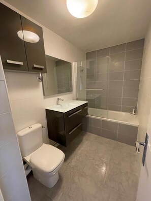 Hårtørrer, håndklæder, Sæbe, Toiletpapir