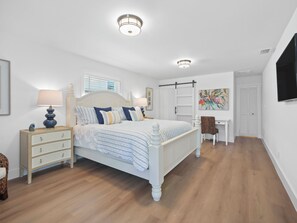 4 bedrooms, WiFi, bed sheets - "SUNSET THERAPY" Luxury Beach House "Walk to the Beach" Riverfront Views (St. Augustine)