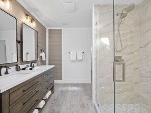 Shower, hair dryer - Huge Family Coastal Retreat - 4BR/4BA - Steps to Sand (St. Augustine)