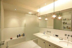 Apartment | Bathroom