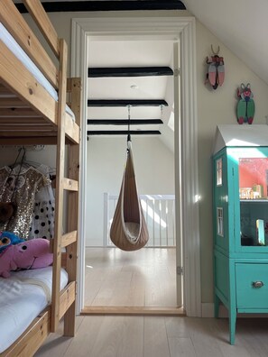 2 quartos, ferros/tábuas de passar roupa, Wi-Fi, roupa de cama