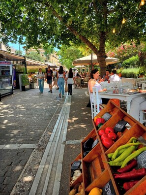 Outdoor dining - Monastiraki Aélia Apartment by ΜΡS (Athina)