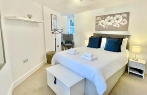 2 habitaciones, tabla de planchar con plancha, wifi y ropa de cama