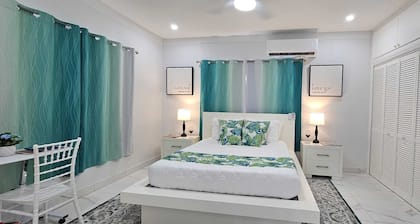 Luxurious Private Cottage With Pool, Luscious Garden Views, And Refined Comfort.