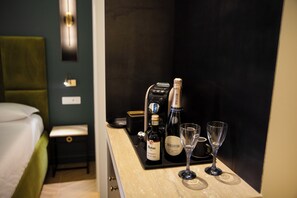 Signature Triple Room | Coffee and/or coffee maker