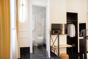 Junior Triple Room, Garden View | Bathroom - Unicum Trastevere Suites (Rome)