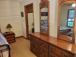 3 bedrooms, free WiFi, bed sheets, wheelchair access
