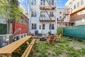 Outdoor dining - 5BD Duplex w/ Private Patio BBQ and Arcade Games (Brooklyn)