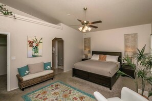 3 bedrooms, WiFi, bed sheets - Downtown Pool Home and boat parking (Lake Havasu City)