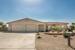 Exterior - Downtown Pool Home and boat parking (Lake Havasu City)