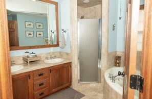 Dusche, Whirlpool, Haartrockner, Handtücher