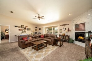 TV - Downtown with 3 Putting Greens $425 a Night + Fees (Lake Havasu City)