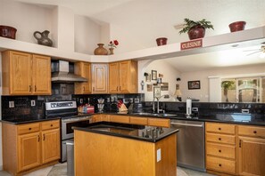 Fridge, microwave, oven, stovetop - Downtown with 3 Putting Greens $425 a Night + Fees (Lake Havasu City)