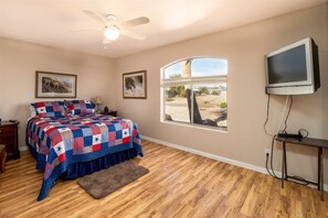 5 bedrooms, WiFi, bed sheets - Downtown with 3 Putting Greens $425 a Night + Fees (Lake Havasu City)