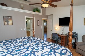 5 bedrooms, WiFi, bed sheets - Downtown Lake Havasu 5 bedroom home (Lake Havasu City)