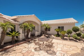 Outdoor dining - Downtown Lake Havasu 5 bedroom home (Lake Havasu City)
