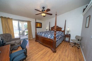 5 bedrooms, WiFi, bed sheets - Downtown Lake Havasu 5 bedroom home (Lake Havasu City)