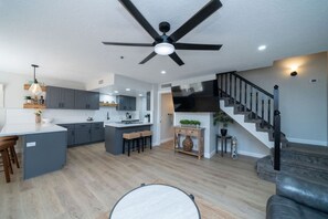 TV - 3 bed Island condo minutes from launch ramp (Lake Havasu City)