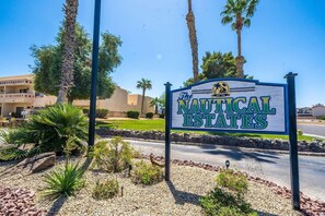 Property grounds - 3 bed Island condo minutes from launch ramp (Lake Havasu City)