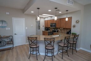 Fridge, microwave, oven, stovetop - Condo With Boat Parking Rotary Beach Park (Lake Havasu City)