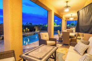 Outdoor dining - Pool Home Indoor Boat Parking $550 a Night + Fees (Lake Havasu City)
