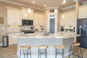 Fridge, microwave, oven, stovetop - Pool Home Indoor Boat Parking $550 a Night + Fees (Lake Havasu City)