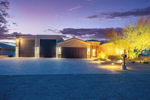 Exterior - Pool Home Indoor Boat Parking $550 a Night + Fees (Lake Havasu City)