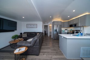 TV - Waterfront Sam's Beachcomber $249 a Night (Lake Havasu City)