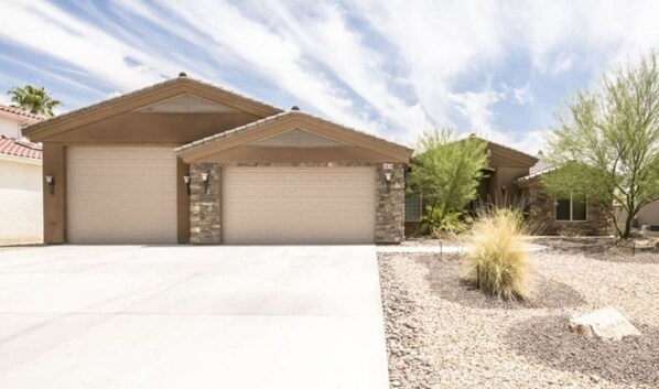 Exterior - 4 Bedroom 3 Bath Golf Course Pool Home (Lake Havasu City)