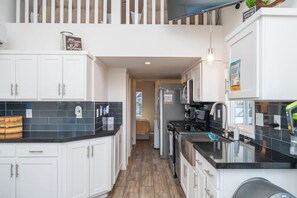 Fridge, microwave, oven, stovetop - Crazy Horse H20 | Island | Minutes to Beach (Lake Havasu City)