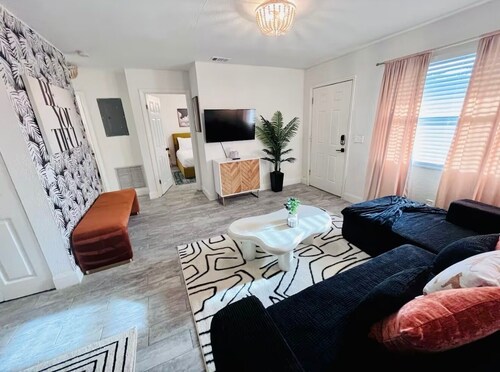 Miami Art Deco Vibes • Stay Near Downtown