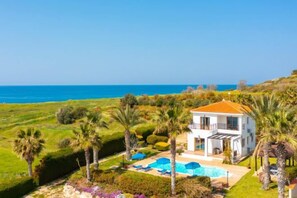 A two-story house with a swimming pool and a view of the sea. - Villa Pelagos (Nea Dimmata)
