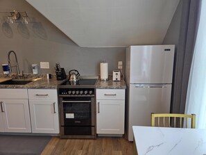 Kühlschrank, Mikrowelle, Ofen, Herdplatte