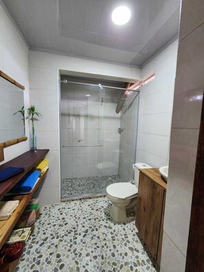 Toallas, jabón, papel de baño 