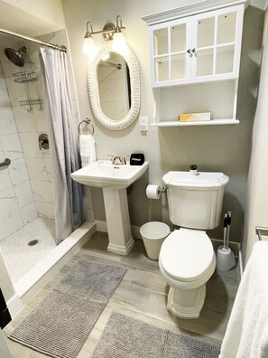 Dusche, Haartrockner, Handtücher