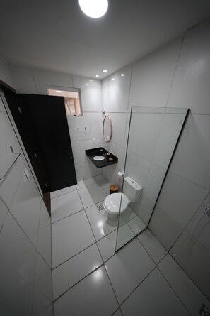 Habitación básica doble | Baño | Toallas y papel higiénico