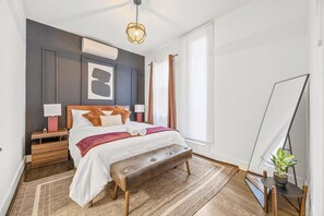 5 bedrooms, iron/ironing board, WiFi, bed sheets