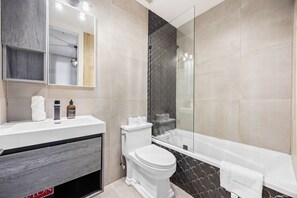 Haartrockner, Handtücher, Seife, Toilettenpapier