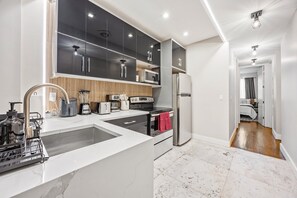 Private kitchen - Mid-Century Stay: 5BR and 5 Baths w/ PS5 & Laundry (Brooklyn)