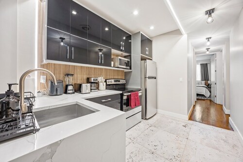 Mid-Century Stay: 5BR and 5 Baths w/ PS5 & Laundry