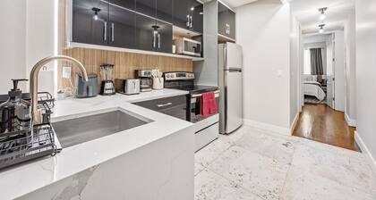 Mid-Century Stay: 5BR and 5 Baths w/ PS5 & Laundry